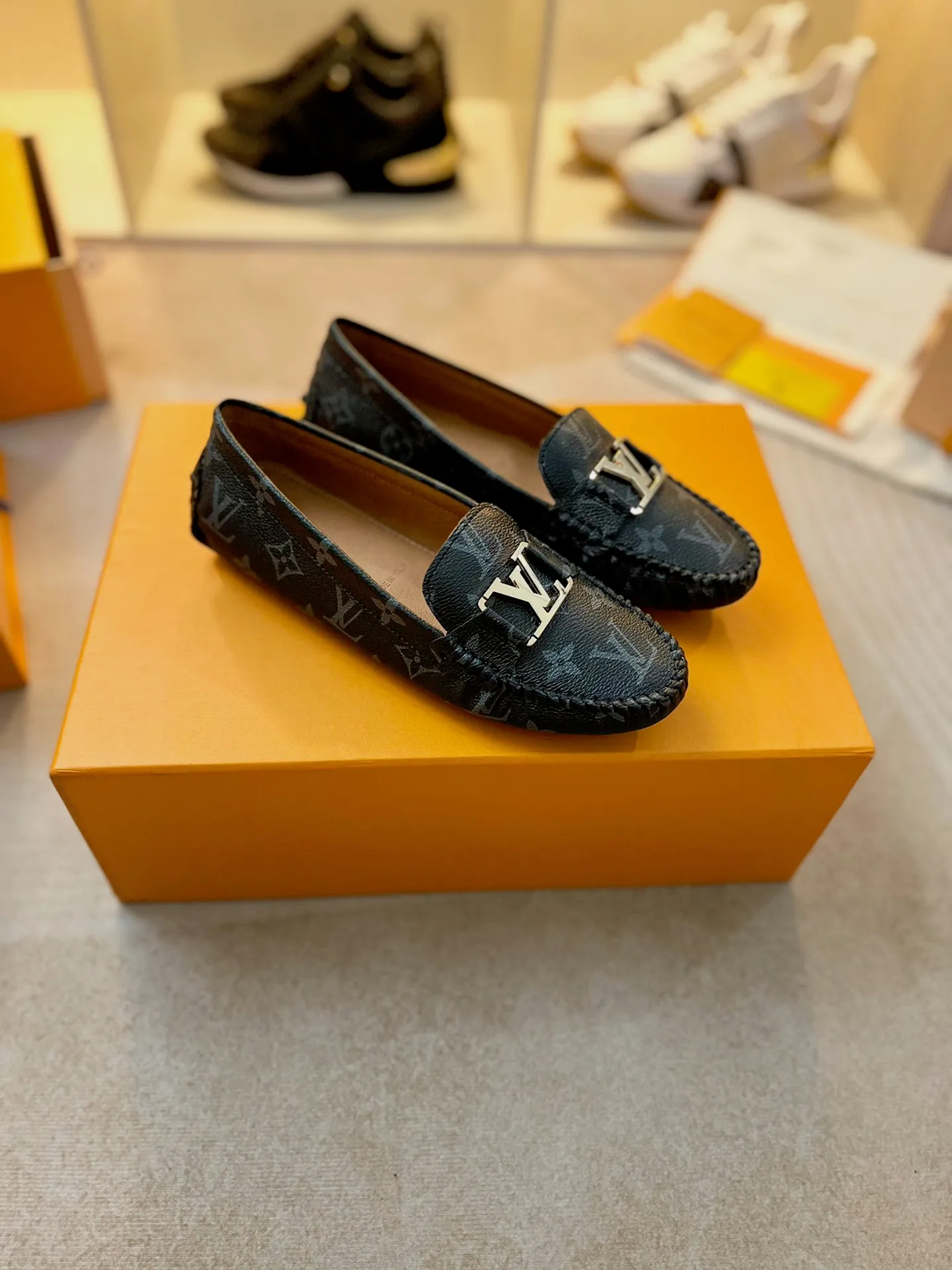 p460💰Couple model❤️🇫🇷 𝙇𝙤𝙪𝙞𝙨 𝙑𝙪𝙞𝙩𝙩𝙤𝙣 🇫🇷Louis Vuitton 2023 Classic𝓛𝓿 𝓣𝓻𝓪𝓲𝓷𝓮𝓻 Sports Series ➪➪➪¯ [Arizona Doudou Shoes Series] ▪️▪️▪️Arizona slip-on shoes are made of Monogram Eclipse canvas. Its hand-painted and dyed edges and hand-sewn uppers fully demonstrate Louis Vuitton's traditional shoemaking craftsmanship. This slip-on shoe is very lightweight. The integrated tongue and upper make it particularly comfortable and flexible. The soft outsole is equipped with rubber padding. Decorated with matching sash. Detailed features: ☑️Monogram Eclipse canvas ☑️Black Eclipse pattern ☑️Hand-painted shoe edges ☑️Hand-sewn uppers (each pair takes time to process) ☑️Integrated tongue and upper construction ☑️Outsole equipped with rubber lining ☑️size: 35_46